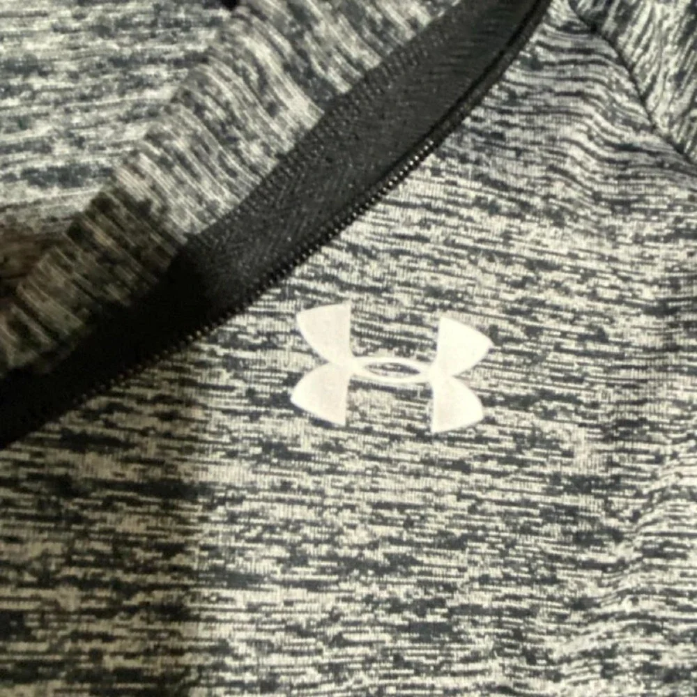Under Armour loose Heatgear grey long sleeve sweatshirt Size MD. SKU-A583